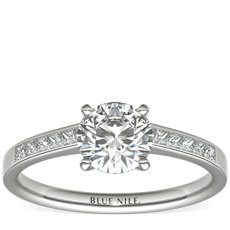 Anillo de compromiso de diamantes de talla princesa con montura de canal en oro blanco de 14 k (1/4 qt. total)